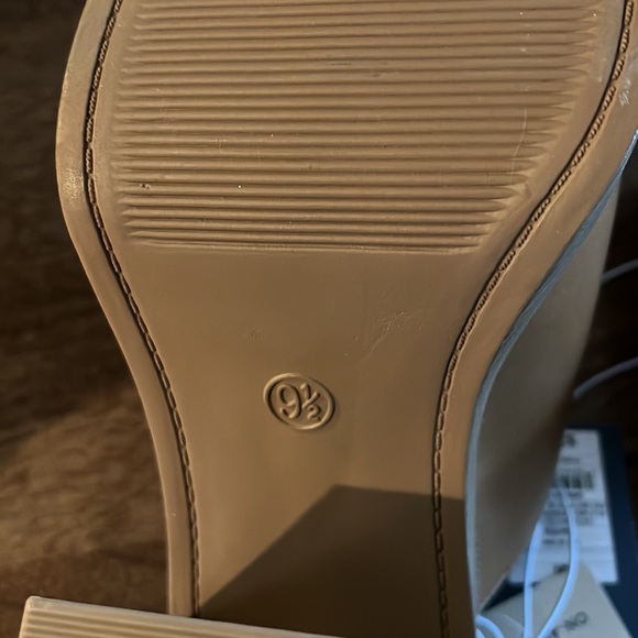 Universal Thread - tan - easy on 9.5 - Picture 7 of 9